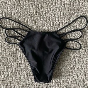 Lowrise cheeky brazilian bikini bottom